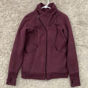 Fitted Lululemon jacket with pockets. Color maroon purple.